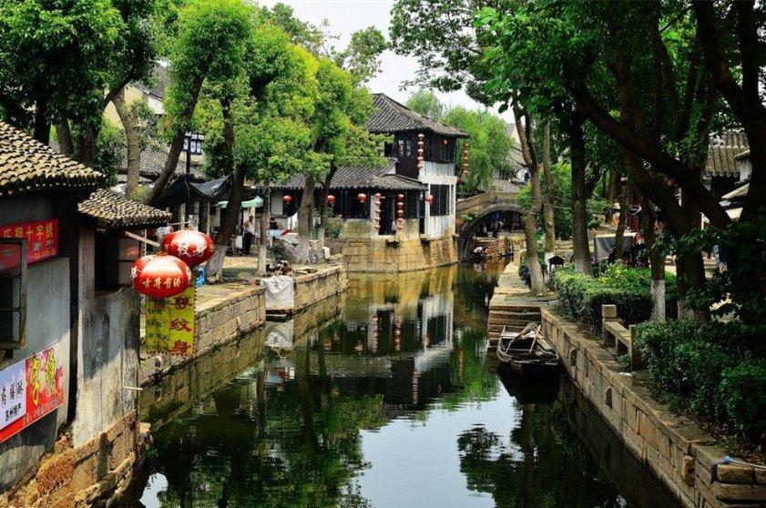 许俊松看望慰问经开、花溪全国文明家庭和全国道德模范等先进代表